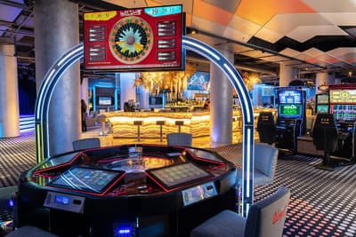 LysaCasino live casino med blackjack-dealer